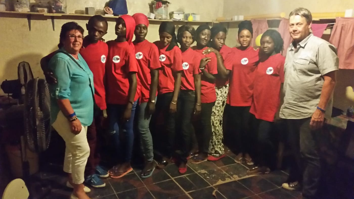 De meiden van Empowering Girls Gambia in rode shirts