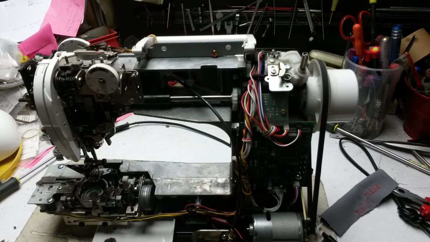 Binnenwerk van een naaimachine tijdens een reparatie